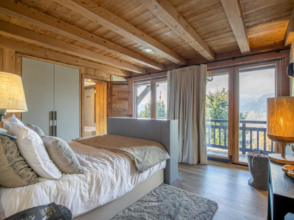 Chambre d'un appartement de prestige à Megève avec vue sur la montagne.