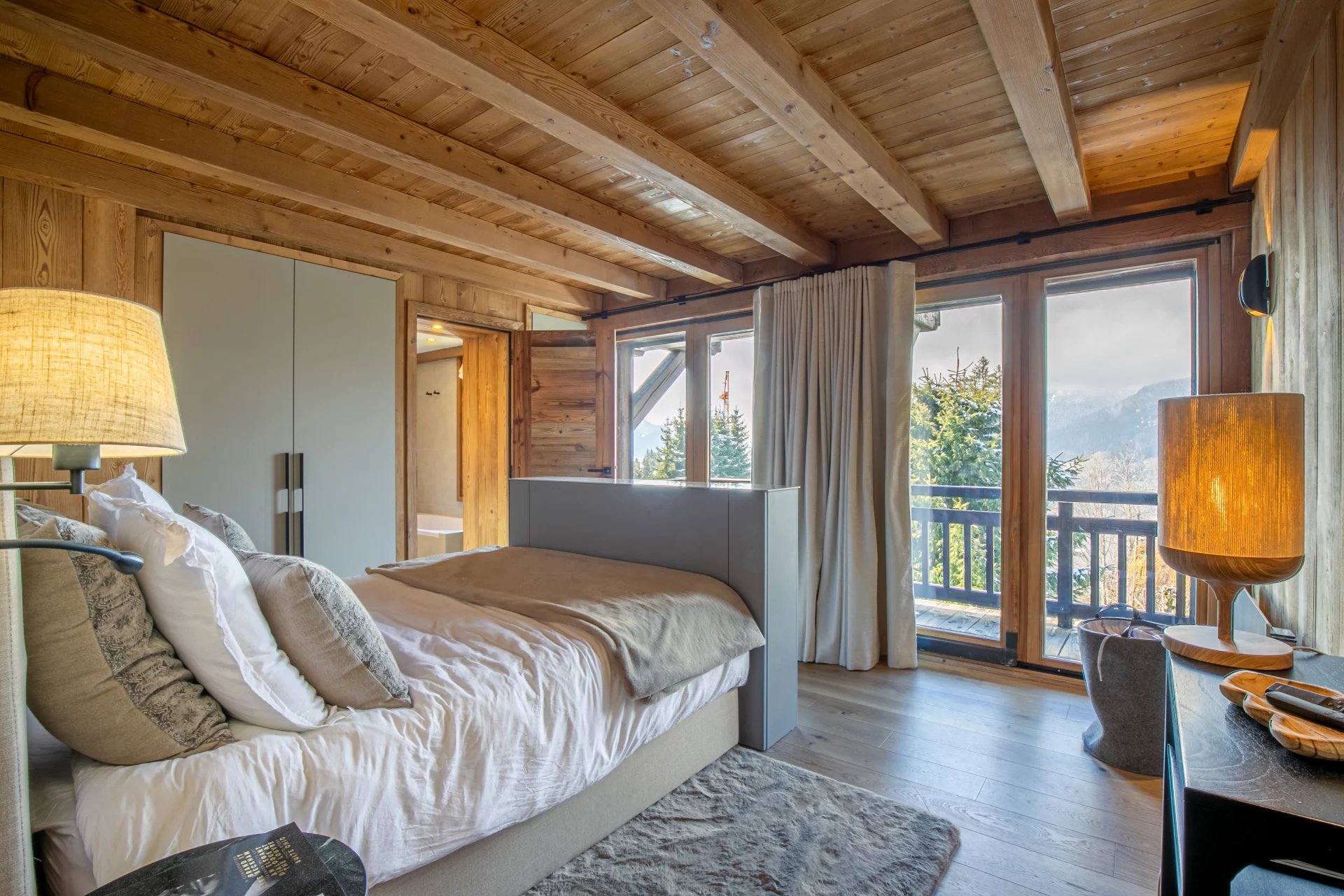 Chambre d’appartement à Megève Chambre d'un appartement de prestige à Megève avec vue sur la montagne.