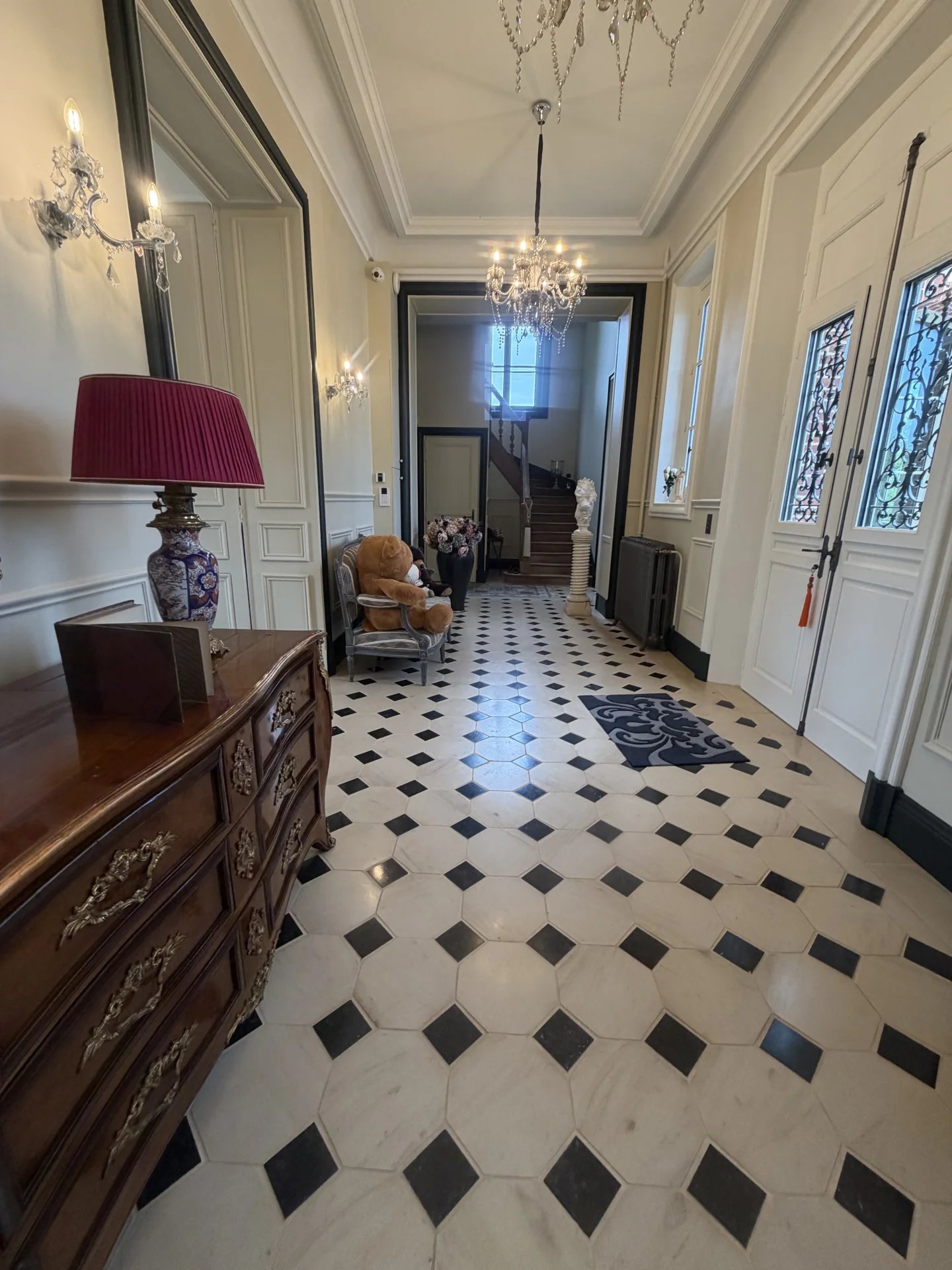 Intérieur d'un château avec un hall d'entrée en marbre et des éléments décoratifs.