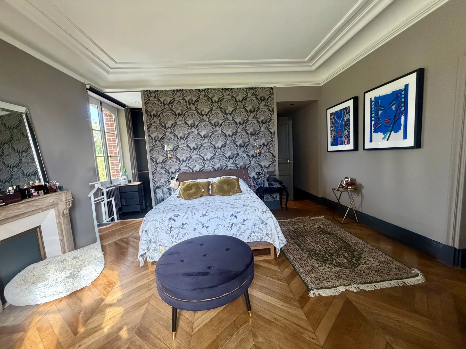 Chambre élégante avec lit double, tapis et décoration moderne dans un château près de Pont-l'Évêque.