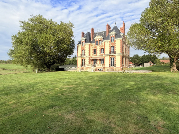 Château en pierre et brique sur un domaine verdoyant près de Pont-l'Évêque.