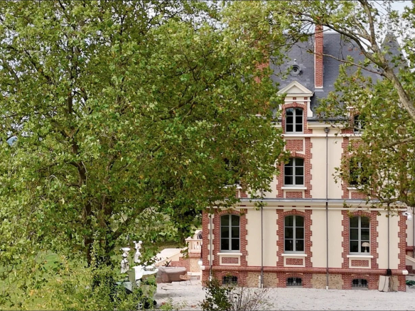 Château de 1900 en pierre et brique avec jardin, près de Pont-l'Évêque