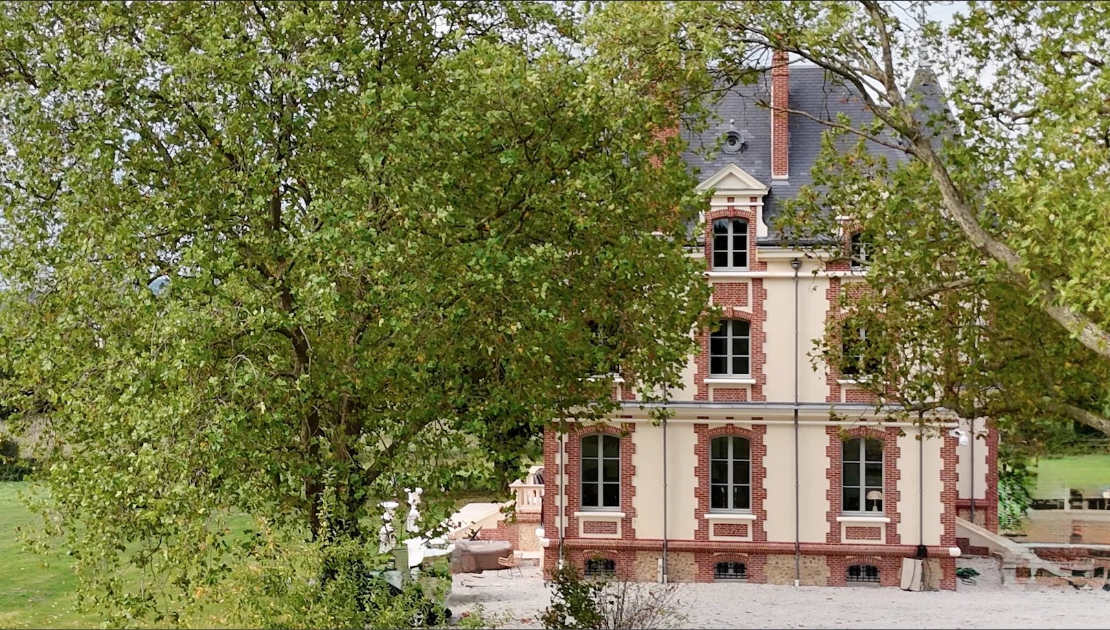 Château de 1900 en pierre et brique avec jardin, près de Pont-l'Évêque