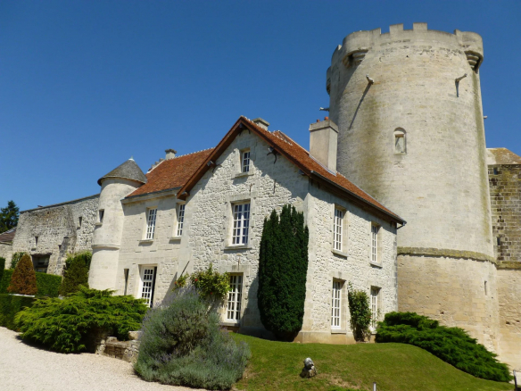 Château Médiéval Classé MH à Vendre – Près de Soissons