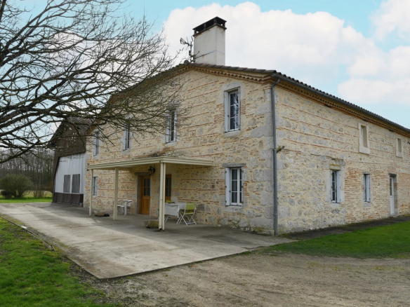 Agen 10 ha farmhouse: house 170 m² - outbuildings 300 m²