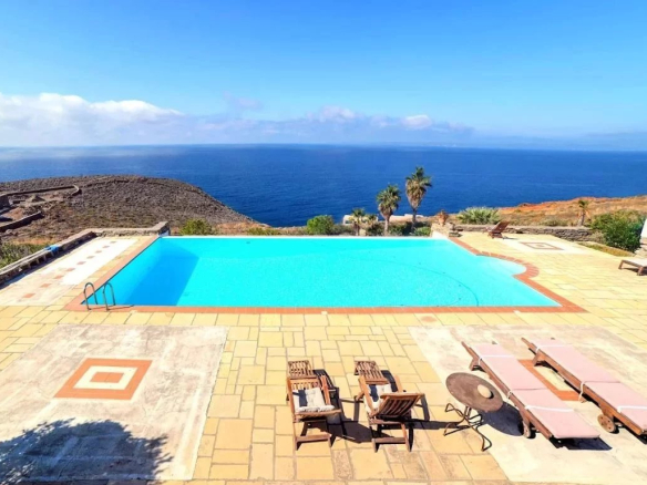 Luxury property with swimming pool and sea view in Kéa, Greece