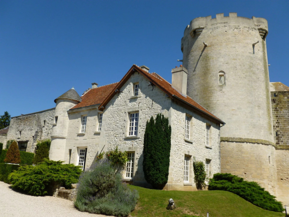 Château Médiéval Classé MH à Vendre – Près de Soissons
