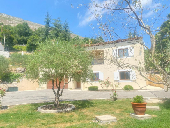 Maison 4 pièces 240 m² ? Coursegoules ? Vue dégagée