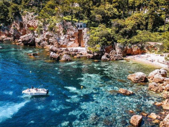 Elegant villa at the heart of Cap d&#39;Antibes, beach on foot