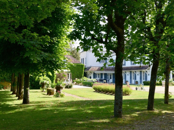 Family home with guest house and swimming pool