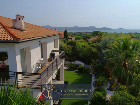 EXCLUSIVITÉ ? SAINT-AYGULF (Fréjus) ? Villa contemporaine de standing 188 m², 4 chambres, vue mer, piscine miroir, garage, à < 2 km des plages