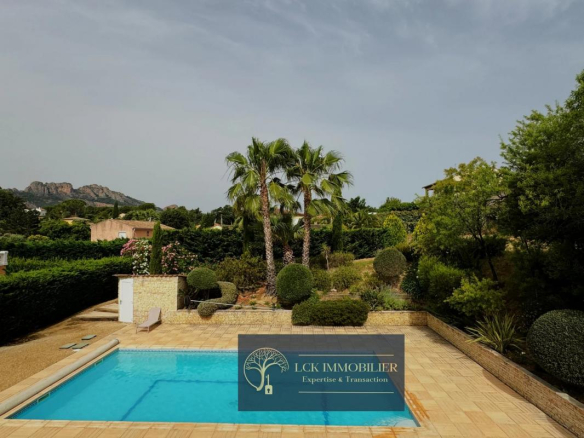 Roquebrune-sur-Argens : Villa 5 ch, piscine, vue Rocher, accès autoroute