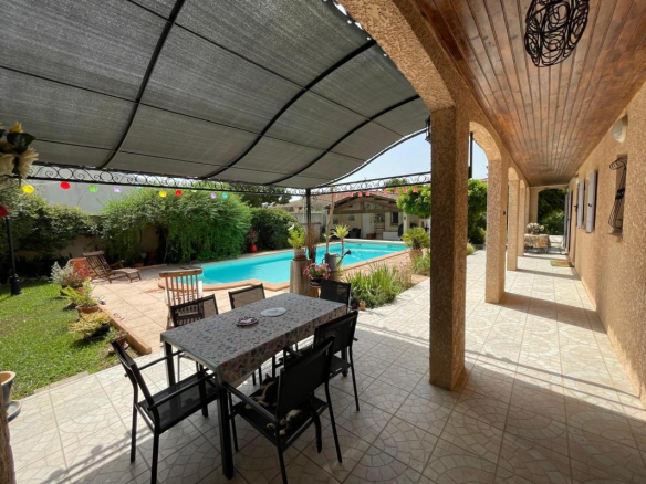 Belle propriété 202 m² composé de deux habitations indépendantes avec grande piscine 10X5 m et grand garage de 42m²