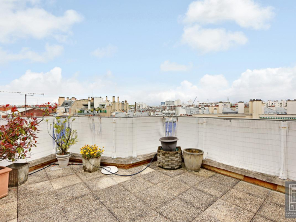 PARIS 11 eme . Boulevard Voltaire . metro rue des Boulets