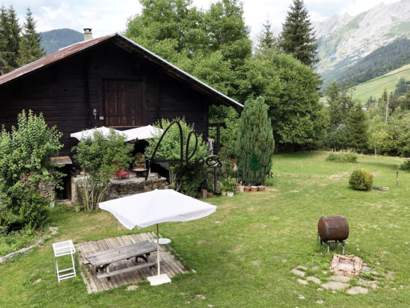 Authentic alpine chalet, a rare setting in the heart of nature