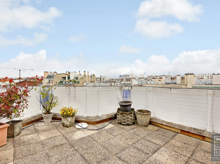 PARIS 11 eme . Boulevard Voltaire . metro rue des Boulets