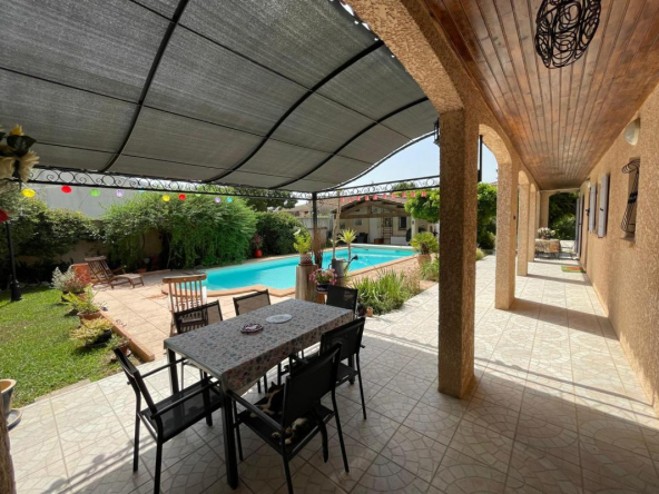 Belle propriété 202 m² composé de deux habitations indépendantes avec grande piscine 10X5 m et grand garage de 42m²