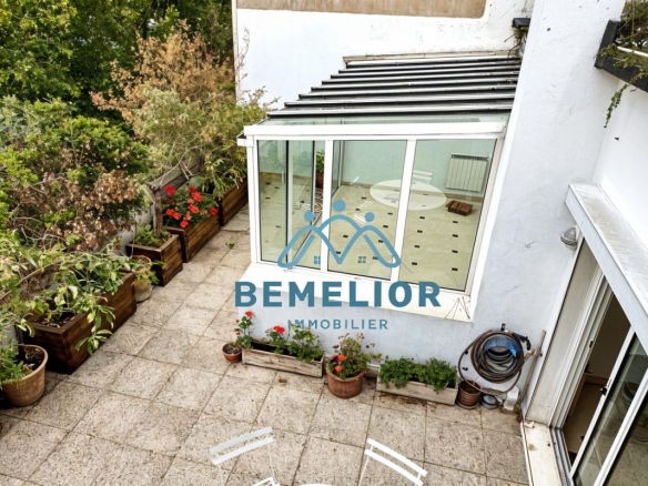 Résidence privative sur trois niveaux de 272 m² avec terrasse