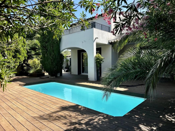 Charming villa of 170 m2 in a residential area in Angl