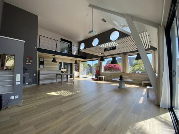 Architect-designed house, 248 m², on a basement, 4 bedrooms – 10 min