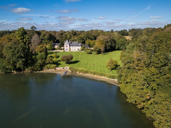 Manoir au bord de l’eau – Plomelin – 430+220m²