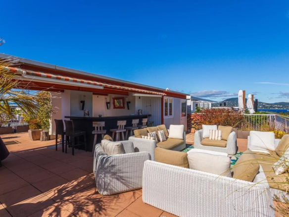 Appartement en duplex avec toit terrasse à St Tropez