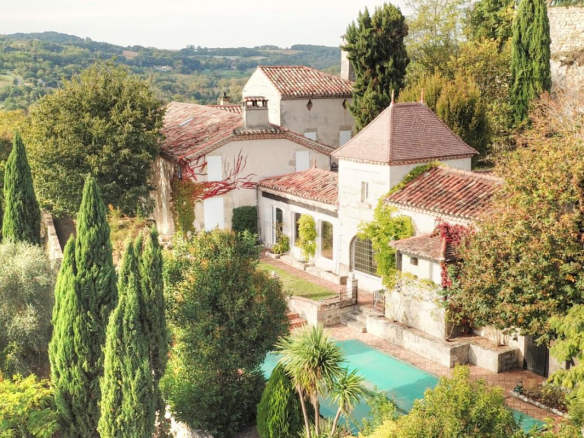House and cottage with panoramic views near Agen