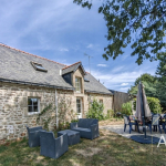 A complex of 5 houses with a swimming pool on 9,000 m² of wooded land