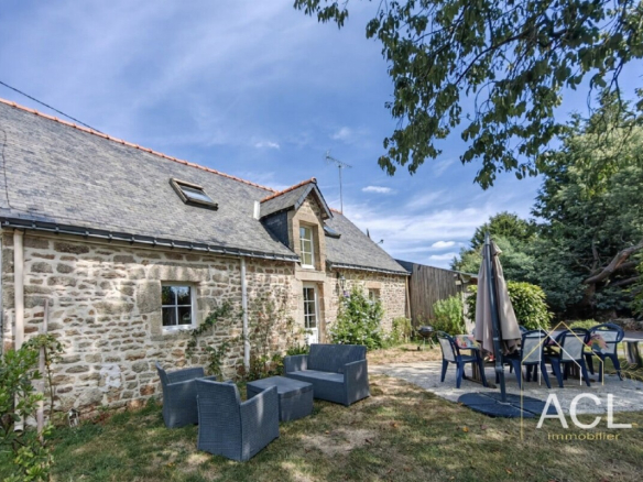 A complex of 5 houses with a swimming pool on 9,000 m² of wooded land