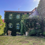 Rare à Poitiers centre : Maison médiévale avec jardin, pisci