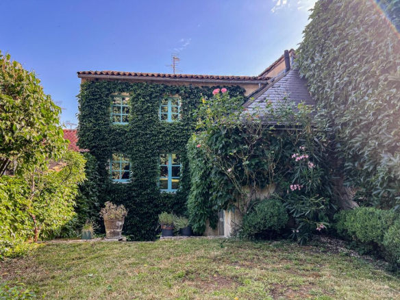 Rare find in Poitiers city center: Medieval house with garden, swimming pool
