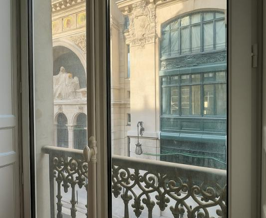 Beautiful corner apartment with a continuous balcony overlooking a monument, 3 bedrooms and an office