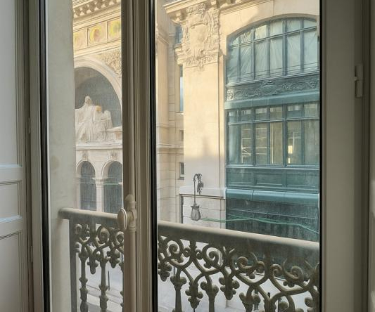 Bel appartement balcon filant en angle avec vue sur monument3 chambres et un bureau
