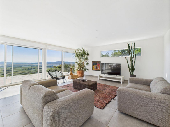 Contemporary villa 200 m2 / Rochefort du Gard