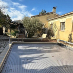 Villa de plain pied avec appartement et dépendances à Vedène