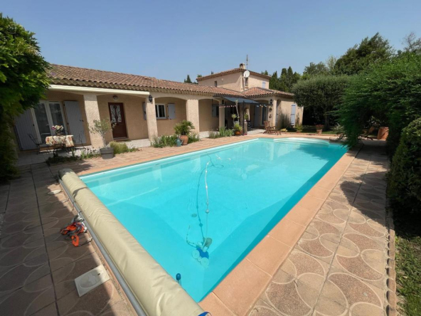 Belle propriété 202 m² composé de deux habitations indépendantes avec grande piscine 10X5 m et grand garage de 42m²