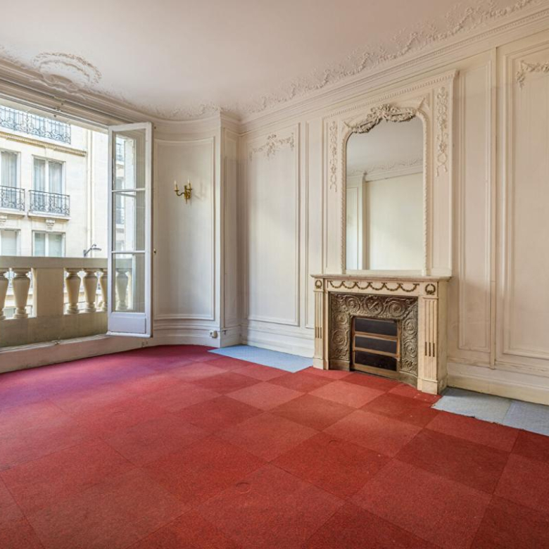 Recently renovated house near the centre of Saint-Rémy de Provence, with 5 bedrooms, separate apartment, swimming pool and garden