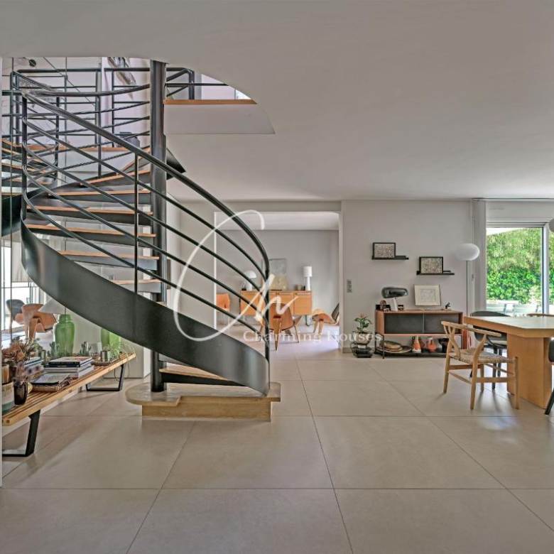 Family home of 246 m² with swimming pool and outbuildings