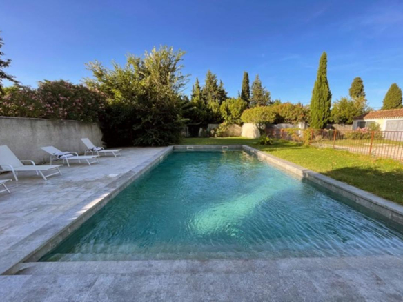 Family home of 246 m² with swimming pool and outbuildings