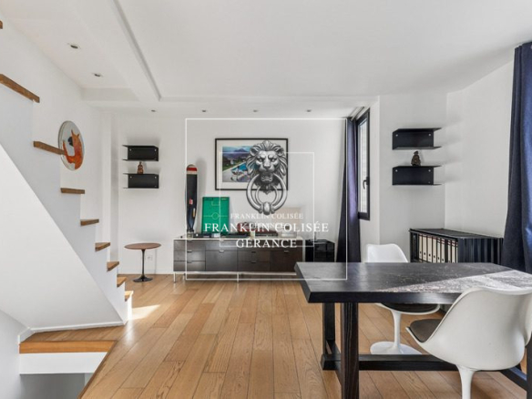 Detached house with terrace