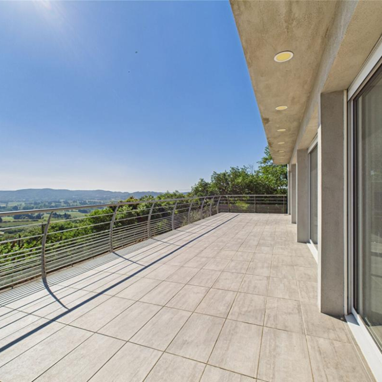 Évreux (27) – Magnifique propriété. Domaine sur parc arboré de 2200 m² –