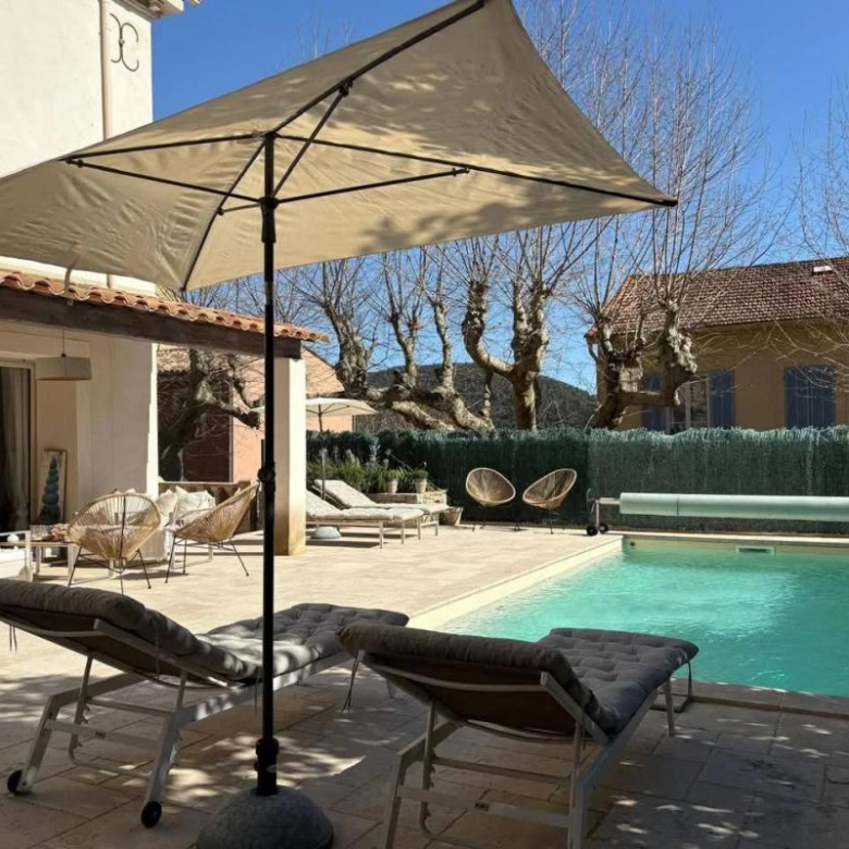 2ème étage ascenseur – Luminueux – A rénover