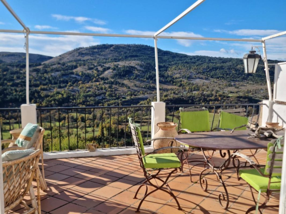 COURSEGOULES. Vaste demeure