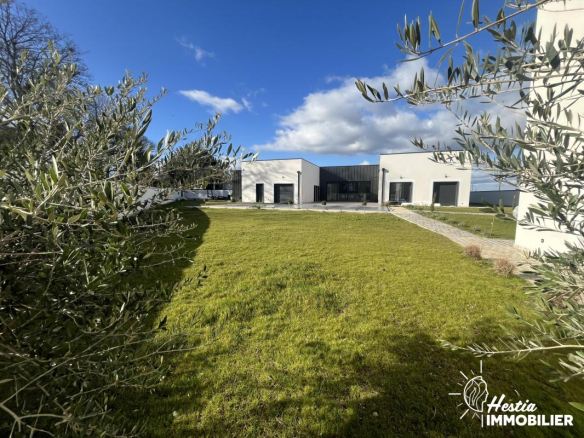 Propriété contemporaine d’exception   Piscine chauffée et dé