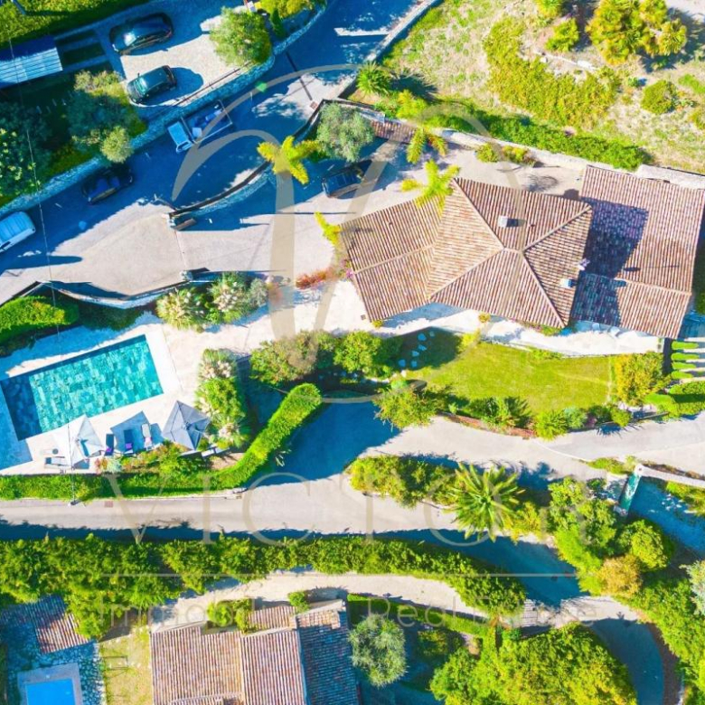 Peymeinade :Villa contemporaine avec vue sur la nature