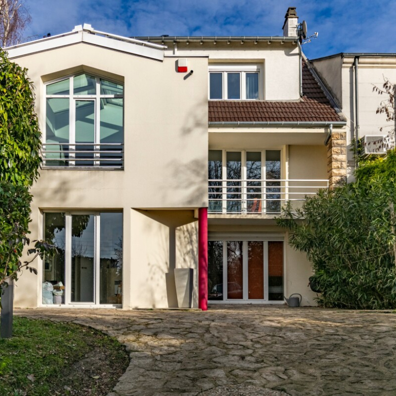 Panoramic sea view? Top floor of a 4-bedroom villa with garden? Cannes