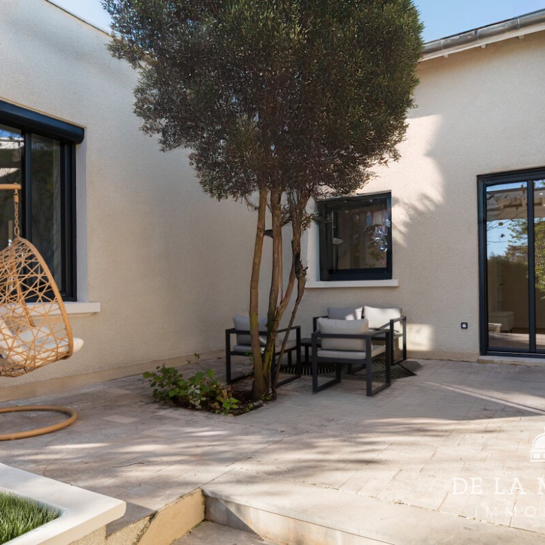 Villa avec vue panoramique et superbe jardin paysager
