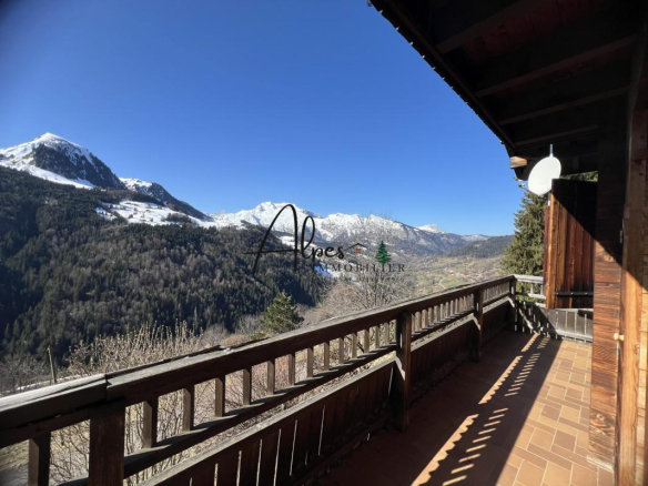 Chalet dans un espace naturel face aux montagnes