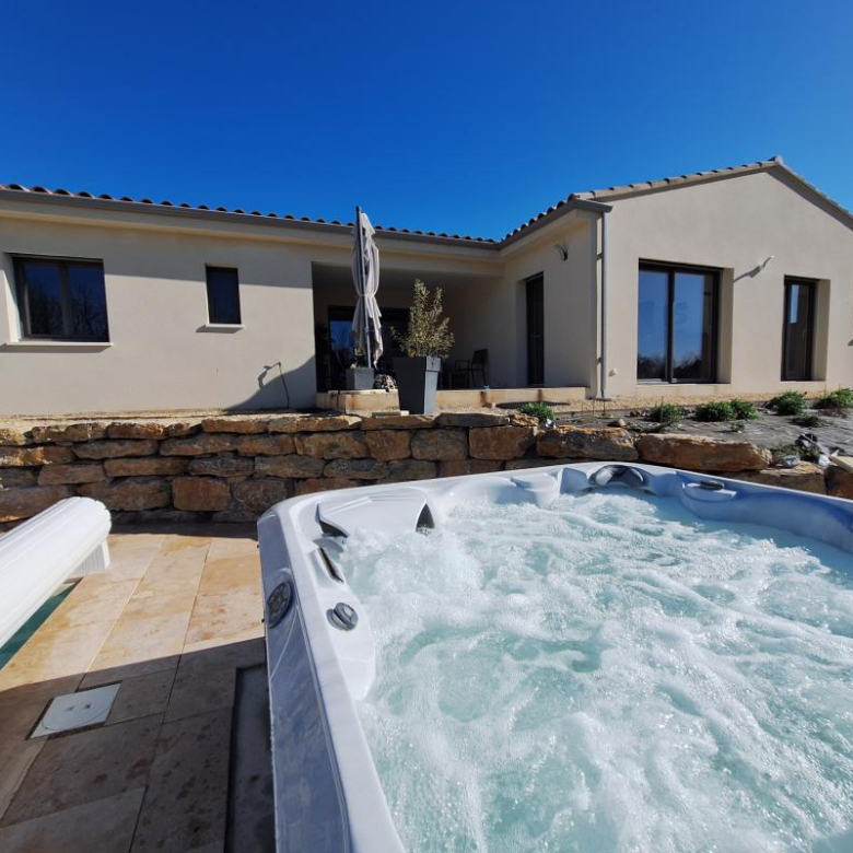 Penthouse rénové avec superbe vue mer