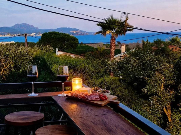 SAINT-AYGULF (Fréjus) ? Villa contemporaine VUE MER 188 m², 4 chambres, piscine miroir, garage, à 15 minutes du centre et plages